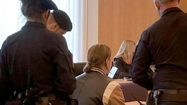 Angeklagter und Justizwachebeamte in Gerichtssaal