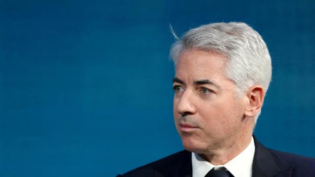 FILE PHOTO: Ackman, CEO of Pershing Square Capital, speaks at the WSJ Digital Conference in Laguna Beach Ein Porträt eines grauhaarigen Mannes mit Anzug, weißem Hemd und dunkler Krawatte.