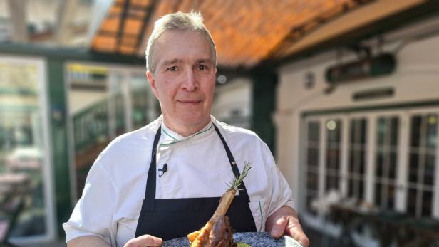 Koch Hermann Schober vom Heurigen „Zum Martin Sepp“ in Grinzing mit der Lammstelze.