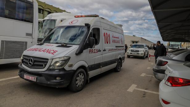Palestinians evacuated from Gaza for medical treatment Israel unter Verdacht: Massengrab im Gazastreifen wirft Fragen auf