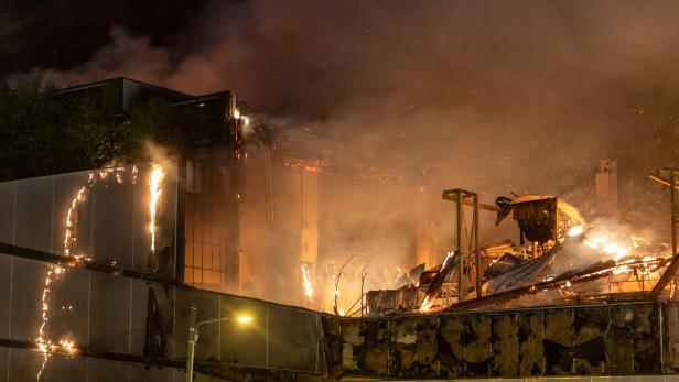 Waste collection plant on fire in the north of Paris Riesige, dunkle Rauchwolken: Großbrand in Recyclingfirma legt Autobahn lahm
