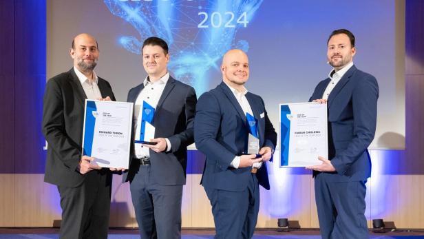 Foto v.l.: Simon Tjoa (Juryvorsitzender), Richard Thron (Umdasch Group AG) und Fabian Cholewa (Software GmbH) – beide „CISO of the Year 2024“, Harald Erkinger (Geschäftsführer CIS - Certification & Information Security Services GmbH) bei der Preisverleihung im Rahmen des CIS Compliance Summit 2024.