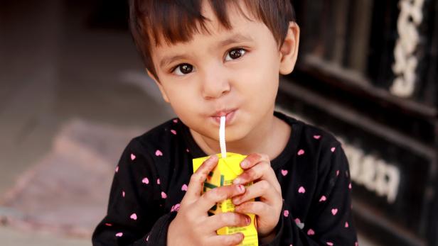 Trinkpackerl und Bubble Teas übersteigen mit bis zu 60 Gramm Zucker pro Packung oft die gesamte empfohlene Tagesdosis für Kinder um mehr als die Dreifache, kritisiert Foodwatch Österreich.