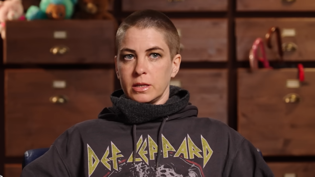 Jasmin Tawil: Was macht sie heute und wo lebt sie? Jasmin Tawil: 42-jährige Frau mit kurzen Haaren in grauem Sweater