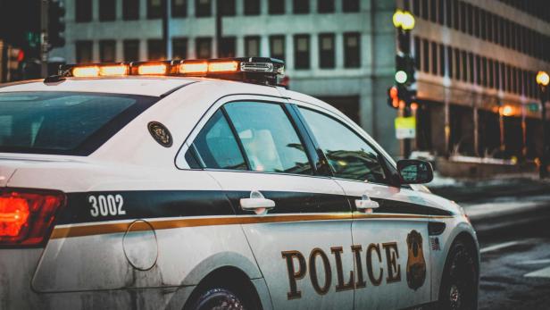 Cameron Kizer Jr. soll in einem Rapsong damit geprahlt haben, dass er einen Mann getötet hat. Kurz davor wurde sein Verwandter ermordet. Polizeiauto aus den USA
