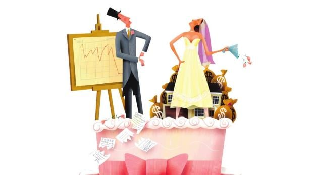 Ein Bräutigam steht neben einem fallenden Aktiendiagramm, während eine Braut auf einem Berg aus Geld und Häusern steht.