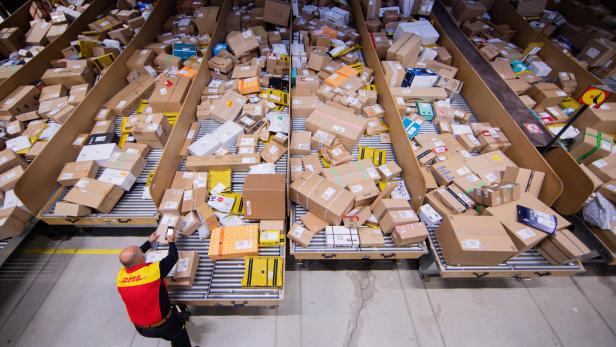 Deutsche Post DHL - Pakete Alarm bei Online-Händlern: DHL führt Zusatzgebühr an Weihnachten ein