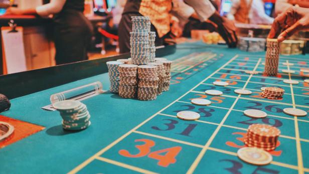 Ein Casino-Tisch mit mehreren Zahlen und Spielchips.