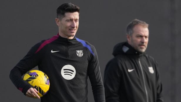 Robert Lewandowski mit einem Ball beim Training des FC Barcelona.