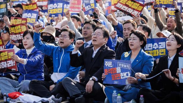 SKOREA-POLITICS-COURT-YOON Präsident Yoon gestürzt: Eine neue Ära für Südkoreas Demokratie?