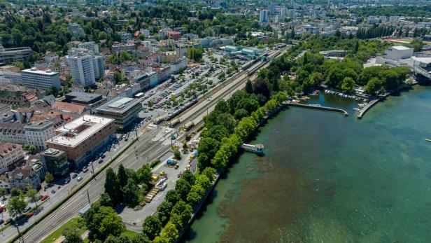 Der Bahnhof und die einzige Durchzugsstraße von Bregenz trennen das Stadtzentrum vom Bodensee ab. Nun kommt hier einiges in Bewegung