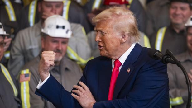 US President Trump signs executive orders to boost coal production US-Präsident Donald Trump