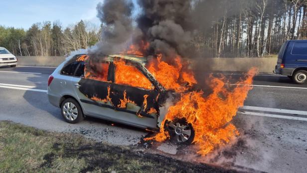 Schock am Steuer: Wagen fing während der Fahrt auf S6 Feuer