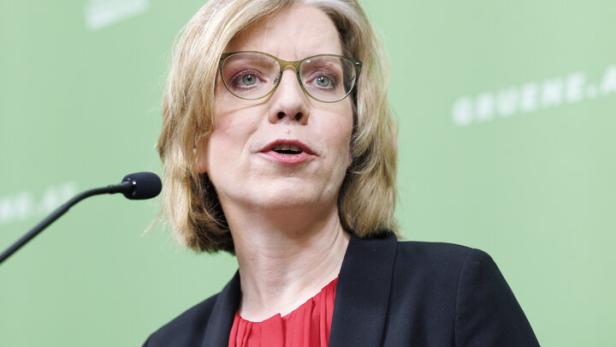 PK DIE GRÜNEN "ERSTE ANALYSE DES REGIERUNGSPROGRAMMS VON ÖVP; SPÖ UND NEOS": GEWESSLER Gewessler kandidiert für Grünen-Spitze: "Ich will's besser machen"