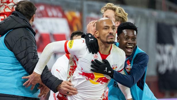 Fußballspieler von RB Salzburg feiern gemeinsam auf dem Spielfeld.