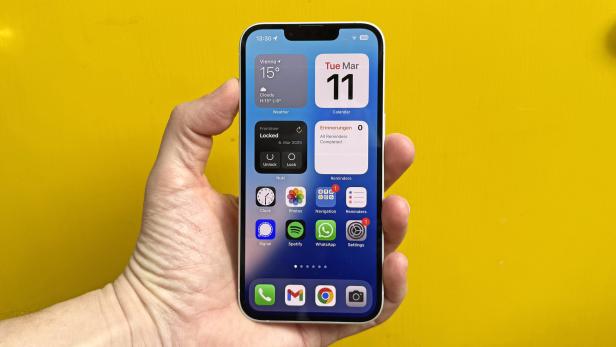 46-213713911 Jemand hält ein iPhone in der Hand.