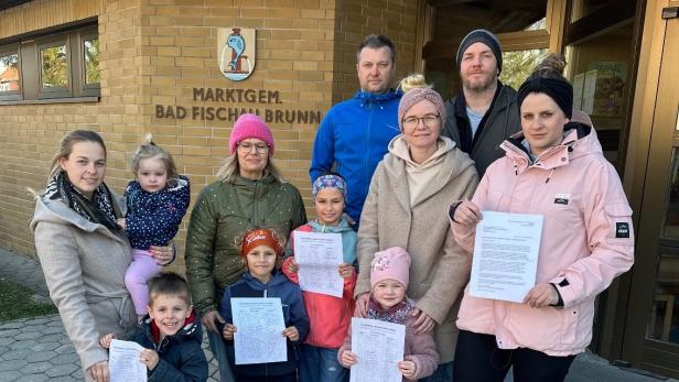 Bad Fischauer Eltern mit ihren Unterschriftenlisten.