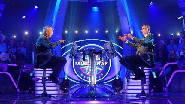Mann (80) will mit Gewinn 25 alleinerziehenden Müttern Urlaub spendieren Studio der TV-Show "Wer wird Millionär?" mit zwei Männern auf den Hochstühlen