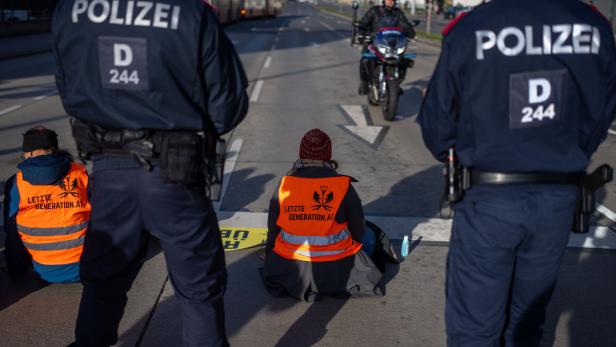 "LETZTE GENERATION ÖSTERREICH" PROTESTE AN MEHREREN ORTEN IN WIEN "Letzte Generation": Schaulustige Lenker wegen Langsamfahrens bestraft
