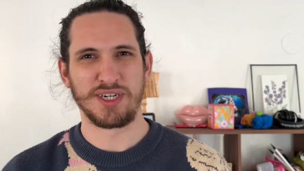 Sidney Raz erfährt durch Zufall von Krebserkrankung. Sidney Raz wurde durch seine Life Hacks-Videos auf Social Media bekannt.