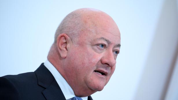 ARBEITSKLAUSUR DER BUNDESREGIERUNG: STOCKER Ukraine: Stocker warnt vor "Diktatfrieden" und zweifelt an Putin