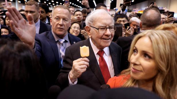 FILE PHOTO: Berkshire Hathaway Chairman Warren Buffett walks through the exhibit hall as shareholders gather to hear from the billionaire investor at Berkshire Hathaway Inc's annual shareholder meeting in Omaha Star-Investor Warren Buffett will Führung von Berkshire abgeben