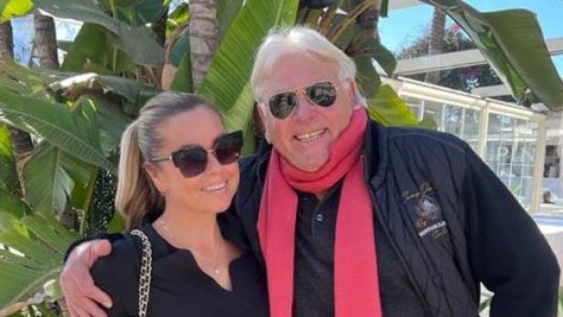 Vor 25 Jahren wanderte Manfred Kratz nach Marbella aus und machte sich mit dem Fast-Food-Restaurant "Manni‘s Treff" einen Namen. Rebecca und Manfred Kratz mit Sonnenbrillen