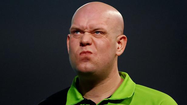 2025 PDC World Darts Championship Kurios: Darts-Star verletzt sich bei T-Shirt-Anprobe
