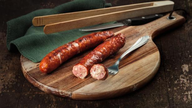 Die Käsekrainer ist die Ikone der österreichischen Grillkultur. 