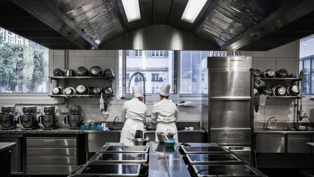 FRANCE-POLITICS-GASTRONOMY-RESTAURANT-HOTEL-TOURISM-EDUCATION-EM Für heimische Cateringunternehmen wird es immer herausfordernder in Österreich zu produzieren.