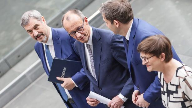 Eine Gruppe von CSU-Politikern geht eine Treppe hinunter.