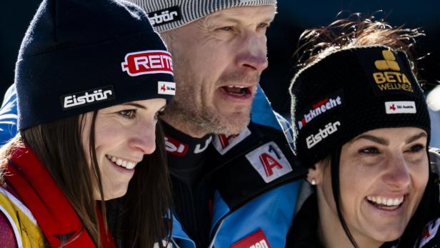 FIS Alpine Skiing World Championships in Saalbach - Day 5 Roland Assinger mit seinen Medaillengewinnerinnen Mirjam Puchner und Stephanie Venier