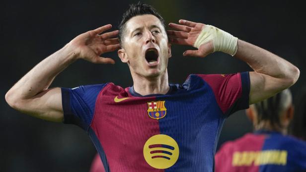 Robert Lewandowski jubelt im Trikot des FC Barcelona während eines Champions-League-Spiels.