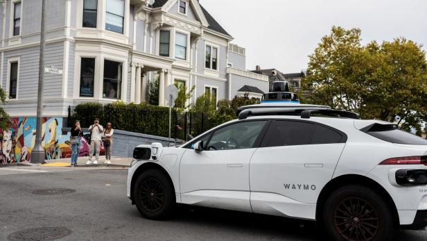 FILE PHOTO: San Francisco Travel Guide Selbstfahrendes Auto der Marke Waymo fährt auf der Straße