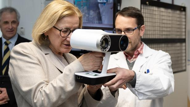 Johanna Mikl-Leitner testet die Laser-gestützte Beschichtungsmethode