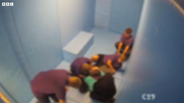 "Brutal": Aufregung um Video von Erziehern, die autistischen Burschen (12) fesseln