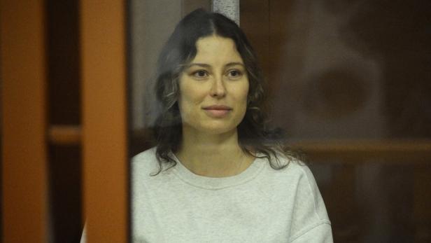 FILE PHOTO: Russian-American dual citizen Ksenia Karelina, accused of treason, attends a court hearing in Yekaterinburg Balerina Xenia Karelina sitzt hinter einer Glaswand in einem Gerichtsraum in Moskau.