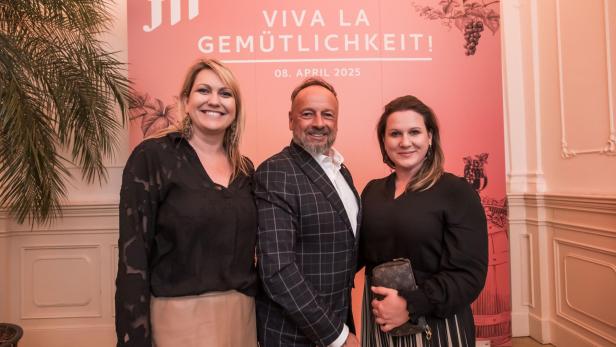 Stv. KURIER-Chefredakteurin Marlene Auer, Ralf-Wolfgang Lothert (JTI) und KURIER-Gesamtanzeigenleiterin Elisabeth Laimighofer