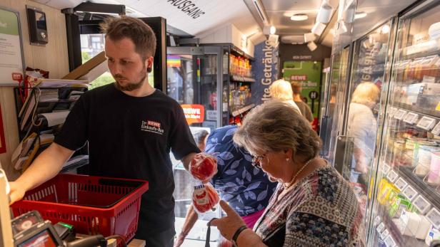 Handelsangestellter im Supermarkt