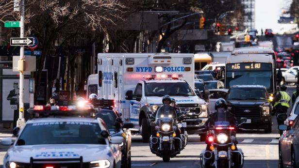 Ceremonial Honor Guard for late NYPD Officer Adeed Fayaz US-Autorin in L.A. wegen versuchten Mordes festgenommen