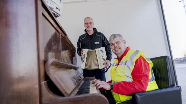 EVN-Sprecher Stefan Zach (an der Harmonika) und EVN-Mitarbeiter Wolfang Nirnsee (am Klavier) mit Instrumenten aus dem Müll.