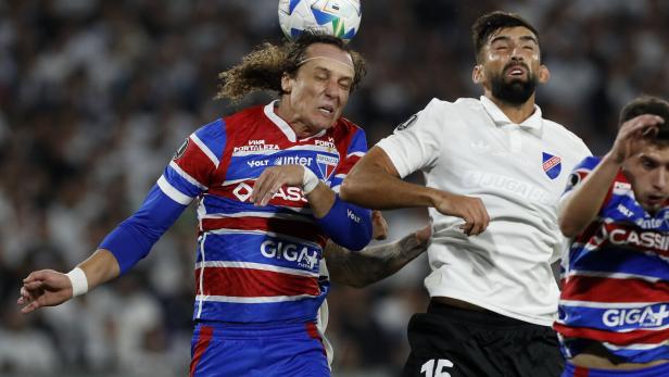 Copa Libertadores: Colo Colo vs. Fortaleza Zweikampf im Match Colo gegen Fortaleza