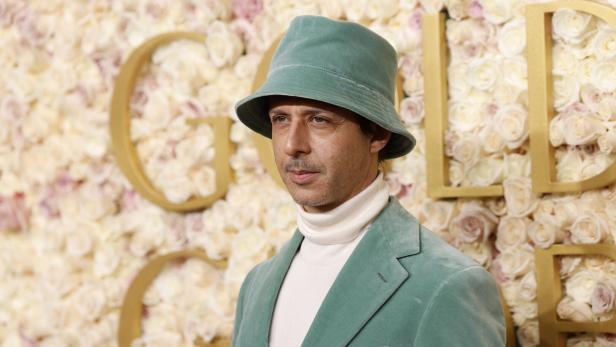 Jeremy Strong mit einem Bucket Hat.