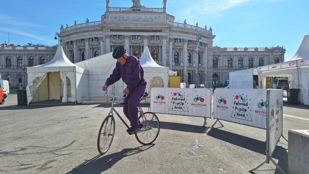 Erich Schaber in Action auf dem Rathausplatz.