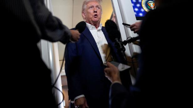 U.S. President Donald Trump speaks to the media on board Air Force One on the way to Palm Beach International Airport Trump-Rückzieher: Doch keine Zölle auf Smartphones und Computer