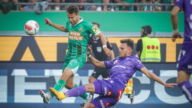 Voller Einsatz: Im Derby rutschen auch Stürmer wie Prelec (r.) gegen Rapids Schaub 