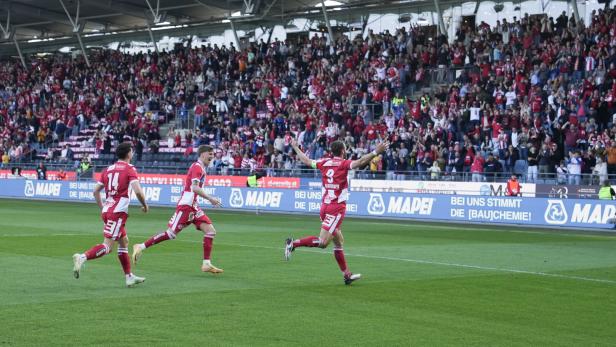 FUSSBALL: ADMIRAL BUNDESLIGA / QUALIFIKATIONSGRUPPE / 3. RUNDE: GAK - CASHPOINT SCR ALTACH Der GAK bejubelt Maderner und den Heimsieg
