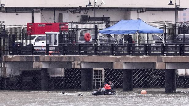 Search in the Hudson River after helicopter crash, near Jersey City Nach Hubschrauber-Absturz in New York: Kein Flugschreiber gefunden