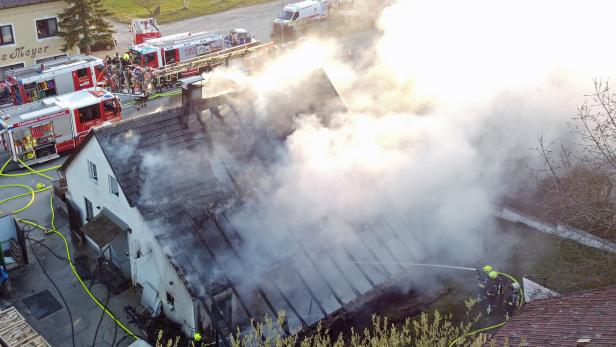 ++ HANDOUT ++ NIEDERÖSTERREICH: EINFAMILIENHAUS IN PFAFFENSCHLAG BRANNTE - NIEMAND VERLETZT Großeinsatz in Niederösterreich: Einfamilienhaus brannte
