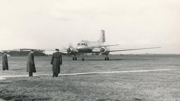 46-214421889 Am 15. April 1955 kurz vor 17 Uhr landete die Iljuschin aus Moskau am Flugplatz Bad Vöslau